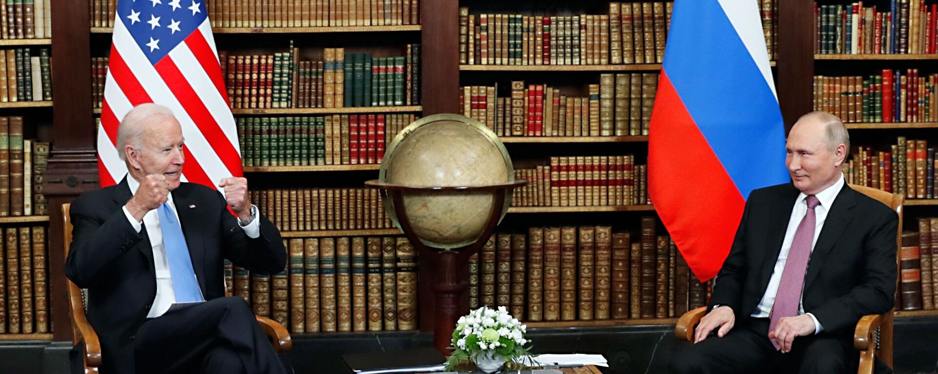 Президент РФ Владимир Путин и президент США Джо Байден  во время встречи в Женеве на вилле Ла Гранж - Sputnik Молдова, 1920, 05.11.2023