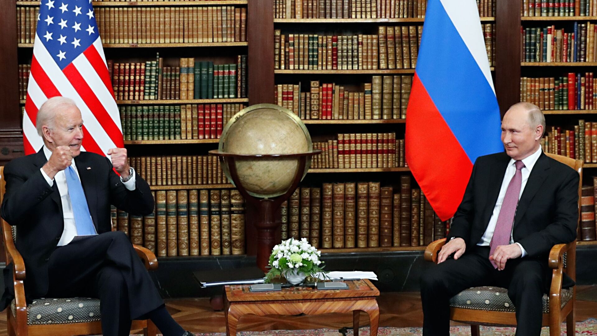 Президент РФ Владимир Путин и президент США Джо Байден  во время встречи в Женеве на вилле Ла Гранж - Sputnik Молдова, 1920, 31.12.2021