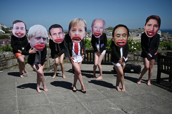 Экологические активисты Extinction Rebellion позируют с лицами лидеров G7 на демонстрации во время саммита G7 в Британии - Sputnik Молдова