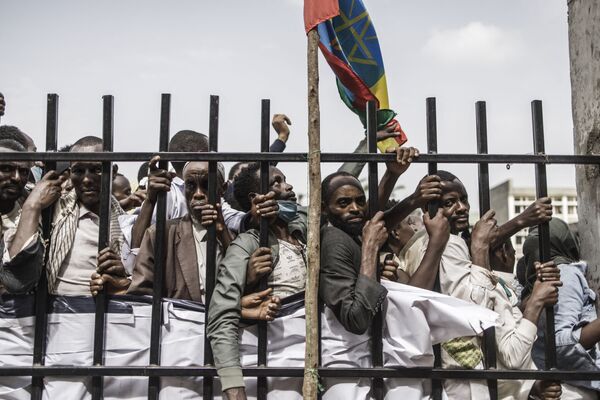  Сторонники премьер-министра Эфиопии Абия Ахмеда выстраиваются в очередь, чтобы пройти на стадион в Джимме  - Sputnik Молдова