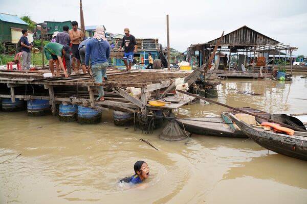 Жители сносят свои плавучие дома на реке Тонлесап после того, как им было приказано покинуть город в течение одной недели после уведомления местных властей в районе Прек-Пнов, Камбоджа - Sputnik Молдова
