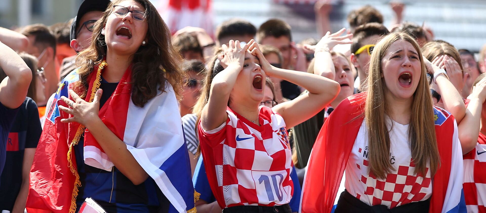 Болельщики в Загребе смотрят матч Евро - 2020 Англия-Хорватия - Sputnik Молдова, 1920, 18.06.2021