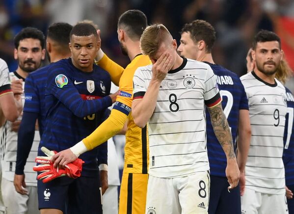 Fotbalistul german Toni Kroos și fotbalistul francez Kilian Mbappe după meci. - Sputnik Moldova