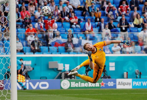 Вратарь сборной Финляндии пропускает гол в свои ворота в матче со сборной России на Евро-2020. - Sputnik Молдова
