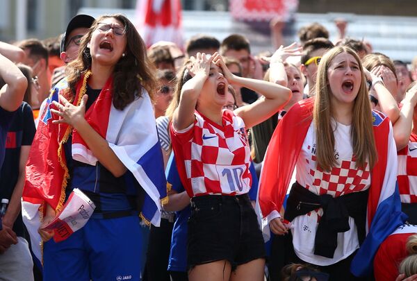Болельщики в Загребе смотрят матч Евро - 2020 Англия-Хорватия. - Sputnik Молдова