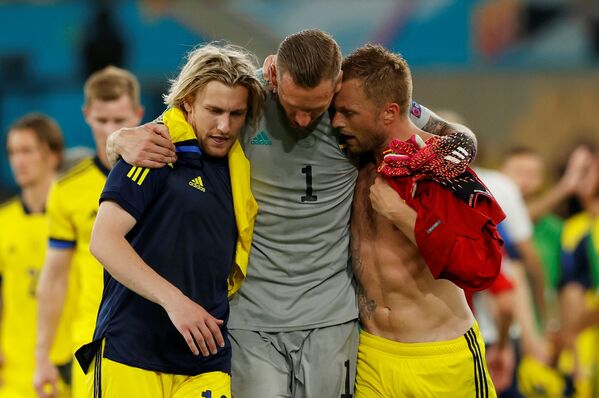 Jucătorii suedezi Emil Forsberg, Robin Olsen și Sebastian Larsson după meciul din Euro 2020 împotriva Spaniei. - Sputnik Moldova