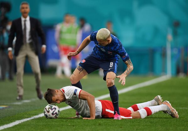 Jucătorii Jan Bednarek și Ondrej Duda în timpul meciului dintre Polonia și Slovacia la Euro 2020. - Sputnik Moldova