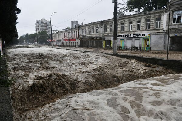 Одна из улиц Ялты, полностью покрытая водой. - Sputnik Молдова