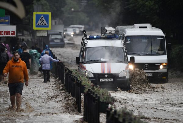В пятницу циклон перекинулся на Ялту, вызвав выход реки из берегов, подтопление улиц и домов. - Sputnik Молдова