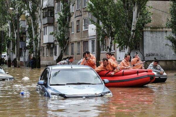 Реки, выйдя из берегов, вылились в море, принеся собой потоки земли, камней, мусора, деревьев и даже автомобили. - Sputnik Молдова