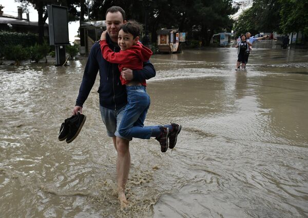 Мощный циклон принес в Крым ливни. - Sputnik Молдова