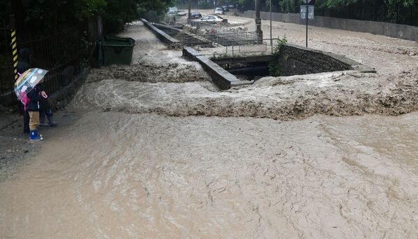 В Ялте циклон вызвал выход реки из берегов, подтопление улиц и домов. - Sputnik Молдова