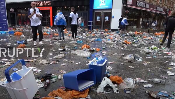 UK: Scottish fans trash Leicester Square before match versus England - Sputnik Moldova-România
