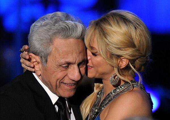 Cântăreața Shakira își îmbrățișează tatăl William Mebarak în cadrul evenimentului „Persoana anului” din Academia de înregistrări latine din 2011 - Sputnik Moldova-România