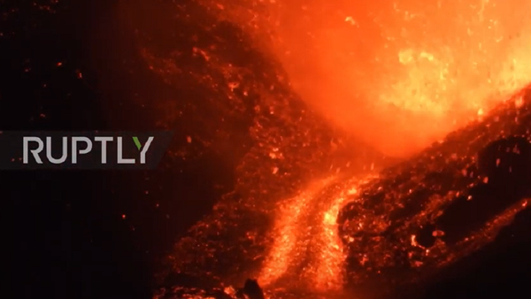 Italy: Mount Etna spews streams of lava as eruption continues - Sputnik Moldova-România