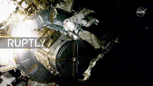 ISS: Astronauts install new solar panels on Space Station in spacewalk - Sputnik Moldova