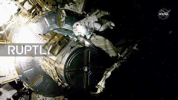 ISS: Astronauts install new solar panels on Space Station in spacewalk - Sputnik Moldova-România