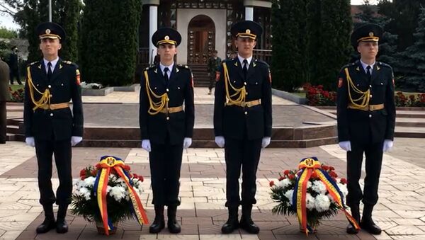 Видео: возложение цветов на мемориале в Кишиневе в День памяти и скорби - Sputnik Moldova