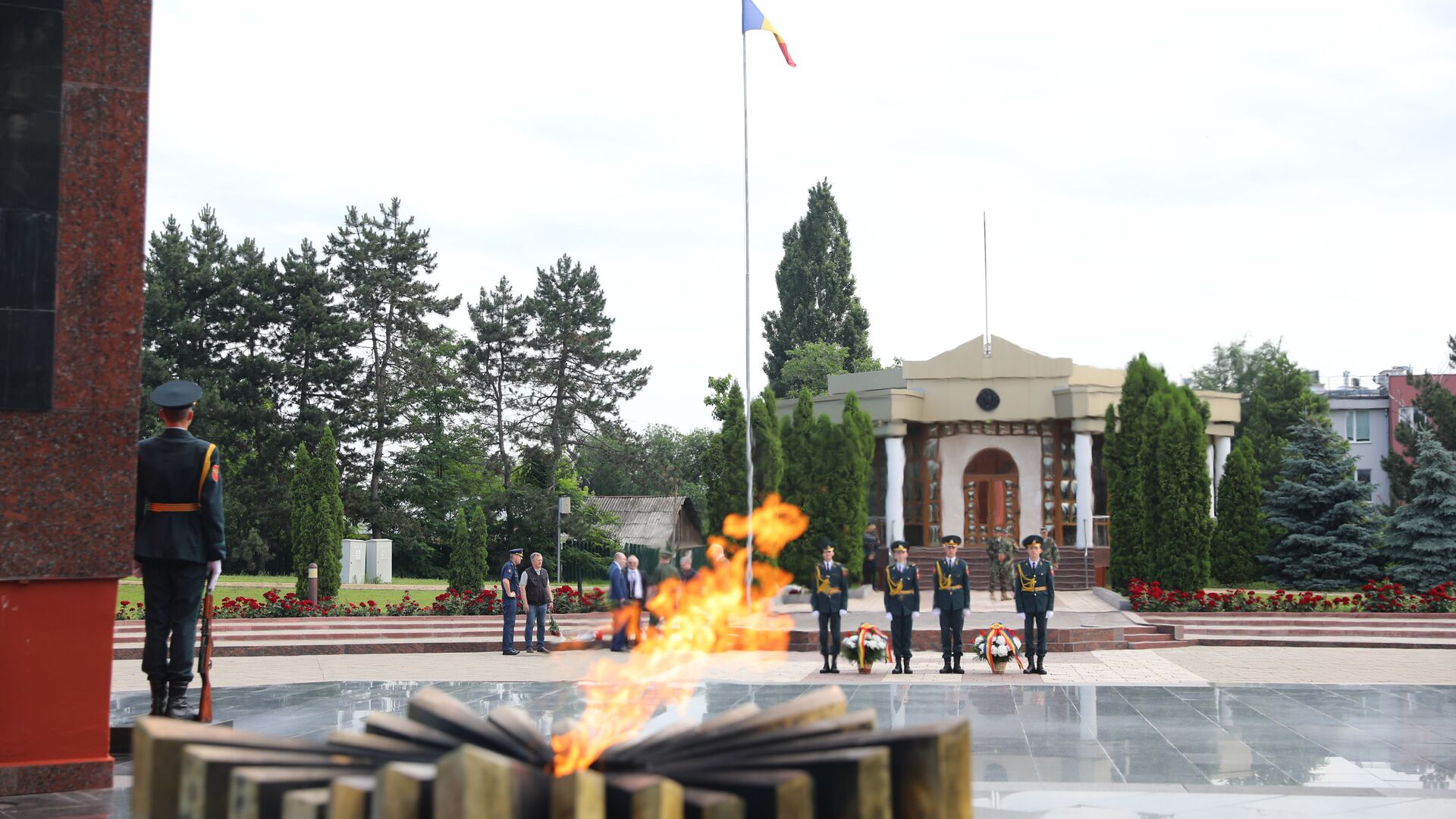 возложение цветов на мемориале в Кишиневе в День памяти и скорби - Sputnik Moldova, 1920, 09.05.2022