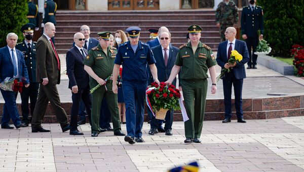 Возложение цветов на мемориале в Кишиневе в День памяти и скорби - Sputnik Moldova