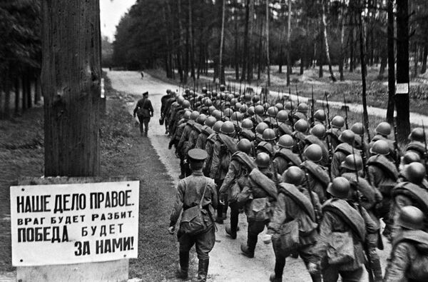 Mobilizare. Coloanele ostașilor se deplasează spre front. Moscova, 23 iunie 1941. - Sputnik Moldova-România