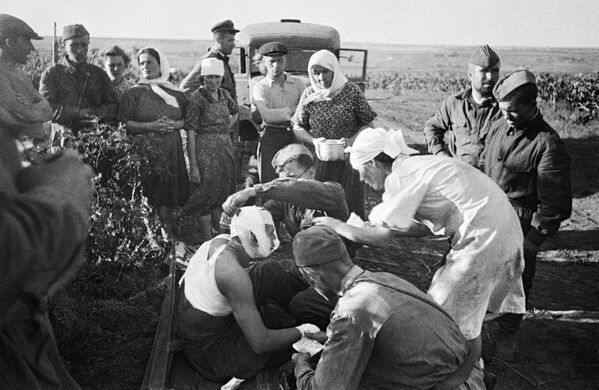 Marele Război pentru Apărarea Patriei 1941-1945. 22 iunie 1941 Asistenții medicali acordă ajutor primilor răniți după atacul aerian nazist de lângă Chișinău. - Sputnik Moldova