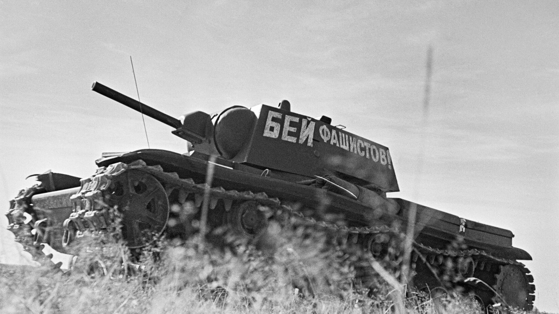 Колонна танков танкового полка при Военной Академии механизации и моторизации им. Сталина, июнь 1941 года - Sputnik Moldova, 1920, 22.06.2021