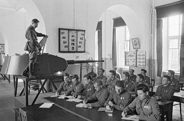 Marele Război Patriotic 1941-1945. Primele zile ale războiului. Absolvenți ai Academiei Militare de Mecanizare și Motorizare a Armatei Roșii I. V. Stalin (Armata Roșie WAMM) Moscova, iunie 1941. - Sputnik Moldova-România