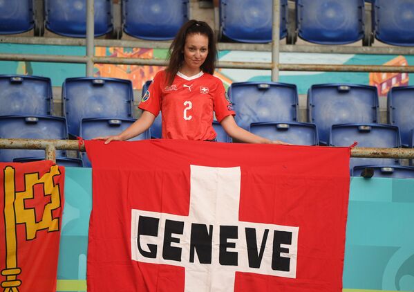O fană din Elveția pozează la tribună în ajunul unui meci în Roma - Sputnik Moldova-România