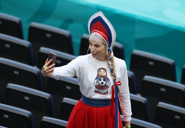 Suporteriță din Rusia, înaintea meciului din Sankt Petersburg. 16 iunie 2021 - Sputnik Moldova