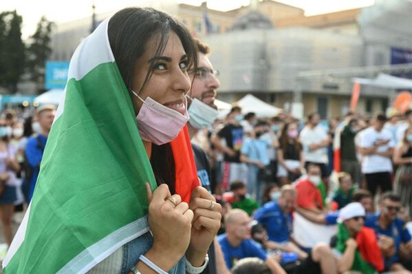 Suporterii italieni își susțin echipa la Piazza del Popolo în Roma - Sputnik Moldova
