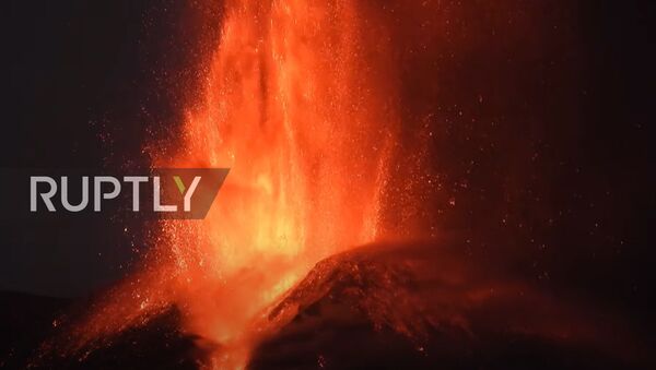 Italy: Mount Etna sends lava and ash into air as eruption continues - Sputnik Moldova-România
