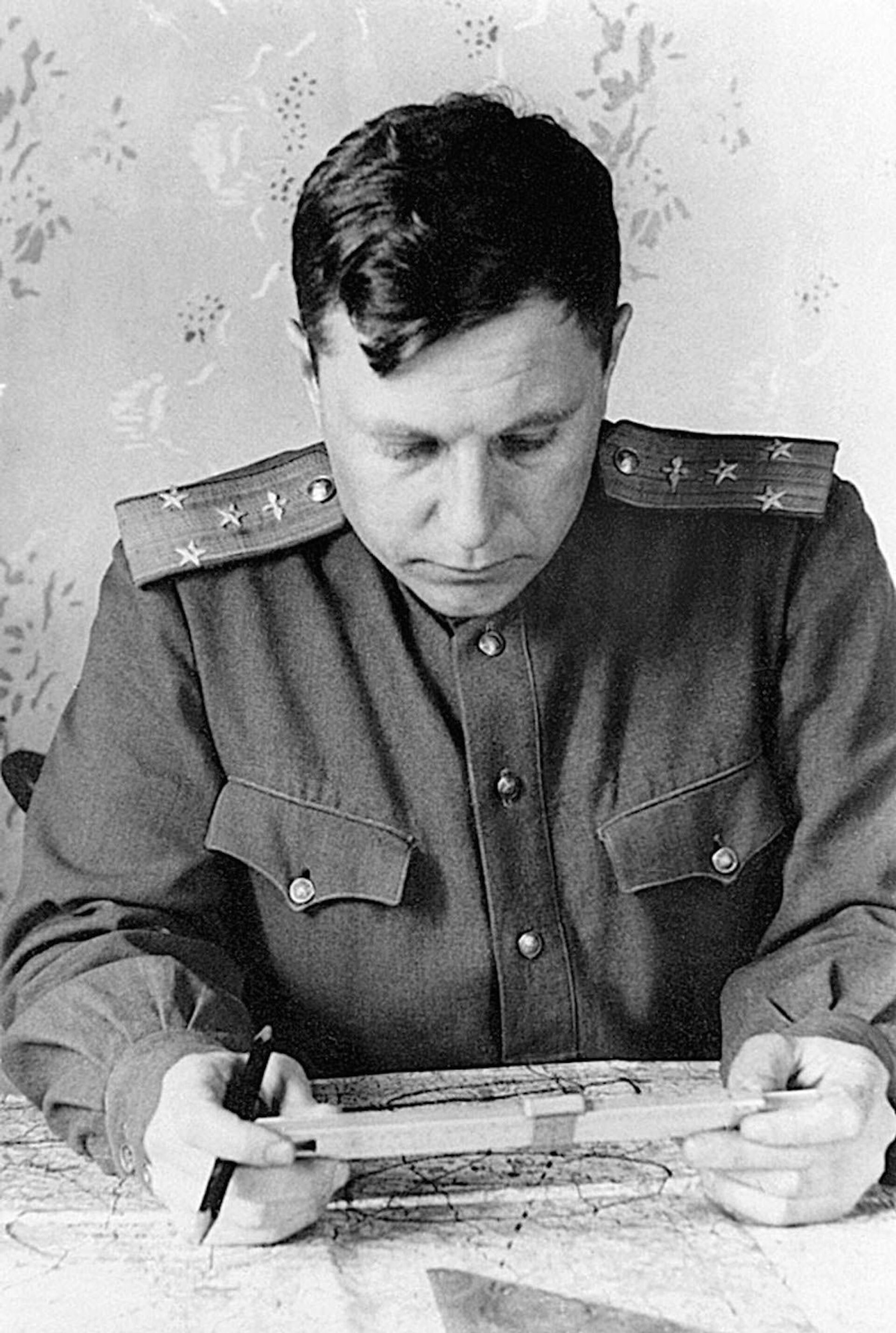 Полковник Покрышкин готовится к боевому вылету, 1945 год - Sputnik Молдова, 1920, 20.07.2021
