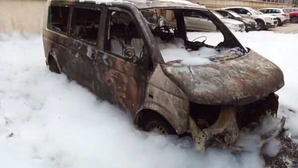 Mai multe mașini au ars în curtea unul bloc din Capitală  - Sputnik Moldova
