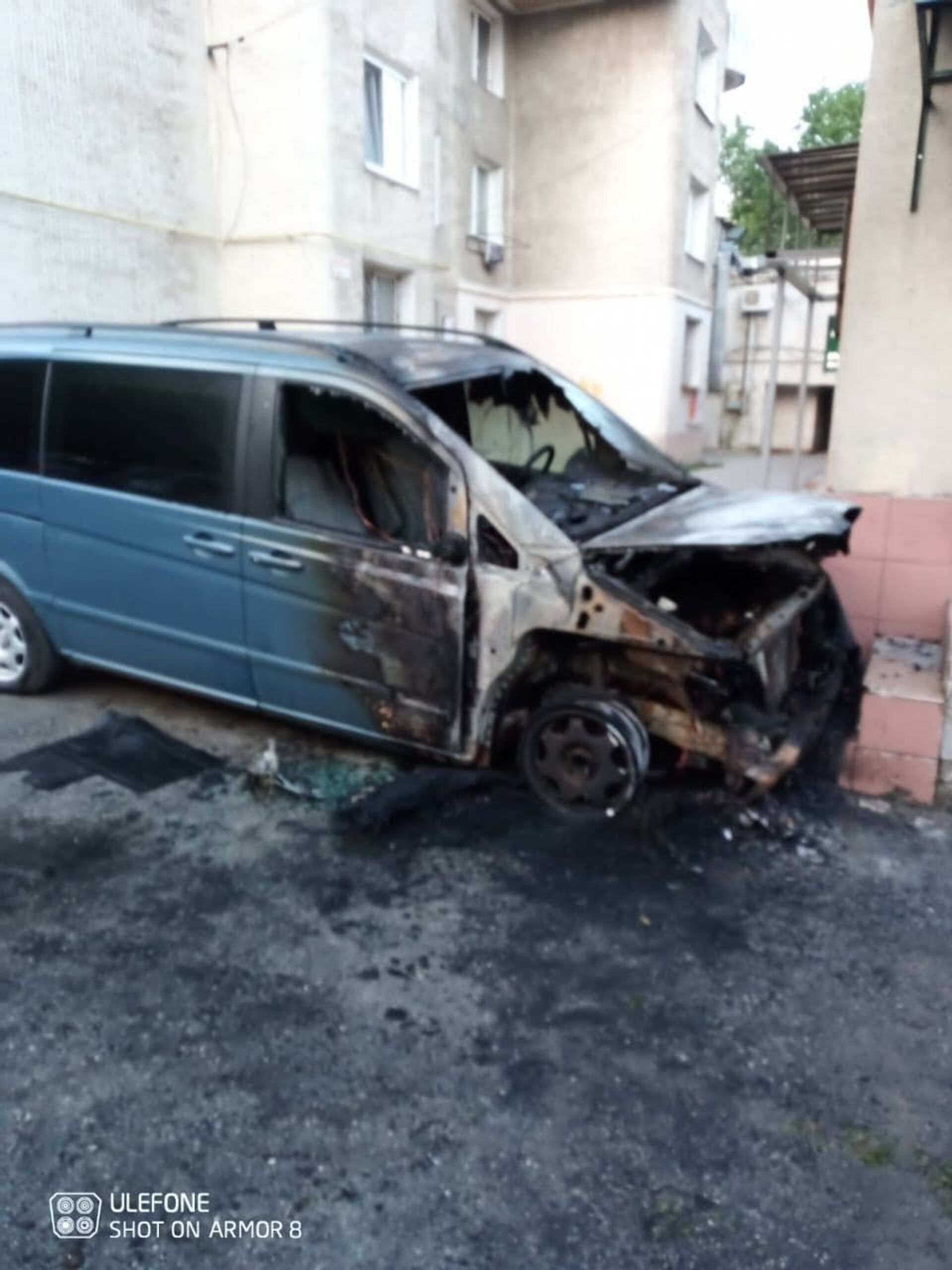 Mai multe mașini au ars în curtea unul bloc din Capitală  - Sputnik Moldova, 1920, 20.07.2021