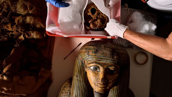 Ученые во время переноса египетской мумии в Милан из Бергамо  - Sputnik Молдова