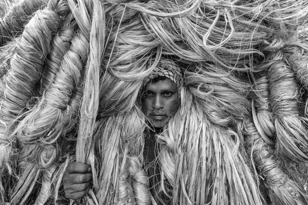 Снимок The man of golden fibers бангладешского фотографа Azim Khan Ronnie, занявший 3-е место в категории Environmental Portrait в конкурсе 2021 The International Portrait Photographer of the Year. - Sputnik Молдова