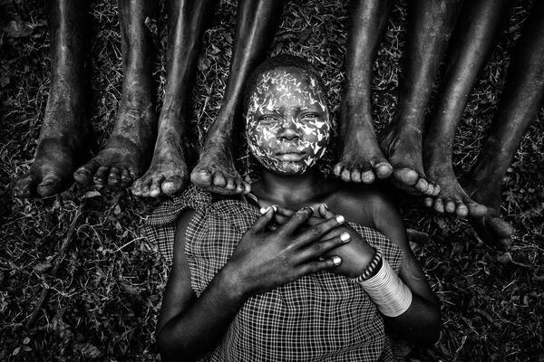 Снимок Maiden of the Suri tribe фотографа из Мьянмы Zay Yar Lin, занявший 1-е место в категории The Family Sitting в конкурсе 2021 The International Portrait Photographer of the Year. - Sputnik Молдова