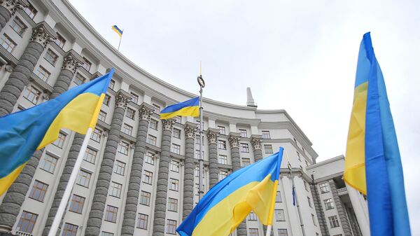 Флаги у здания правительства Украины в Киеве - Sputnik Moldova-România