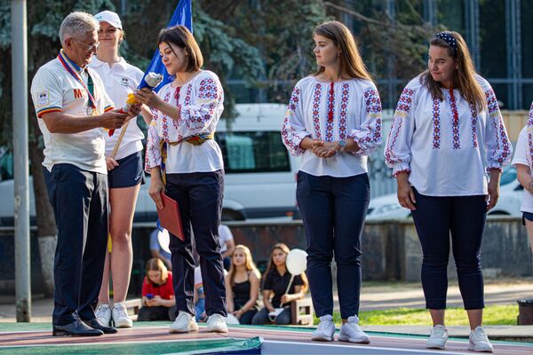 Viitorii olimpici moldoveni Anastasia Nichita, Alexandra Mîrka și Dimitriana Bezede au probatat de asemenea uniforma. - Sputnik Moldova