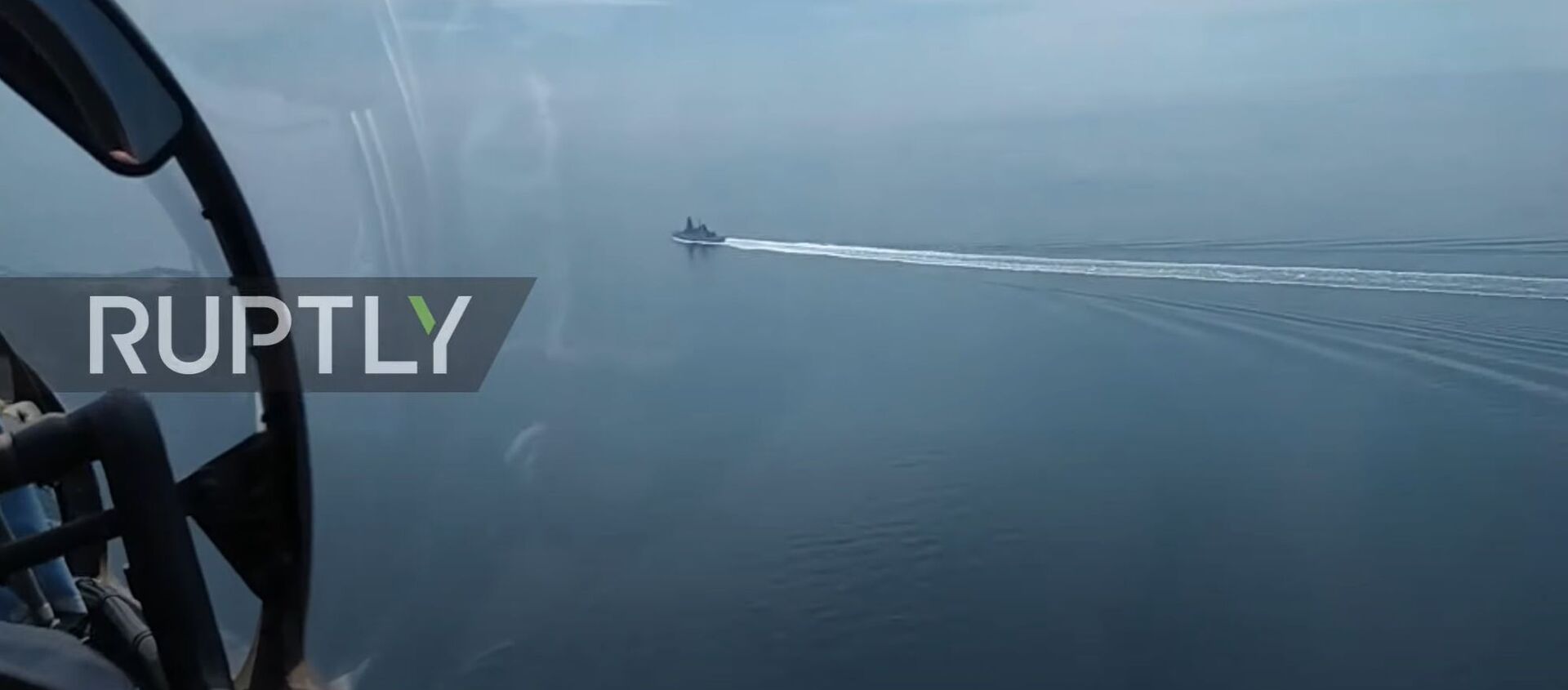 At Sea: Russian plane and drone film British destroyer HMS Defender - Sputnik Moldova, 1920, 24.06.2021