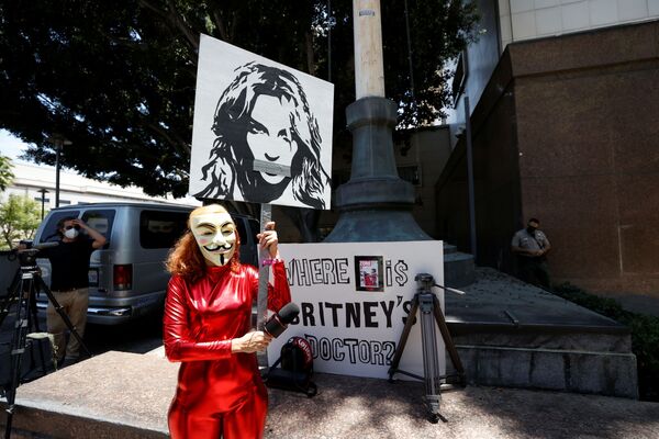 Габриэла Руис держит плакат протеста в поддержку поп-звезды Бритни Спирс в Лос-Анджелесе - Sputnik Молдова