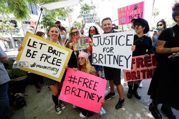 Люди протестуют в поддержку поп-звезды Бритни Спирс в день слушания дела об опеке в здании суда Стэнли Моск в Лос-Анджелесе - Sputnik Молдова