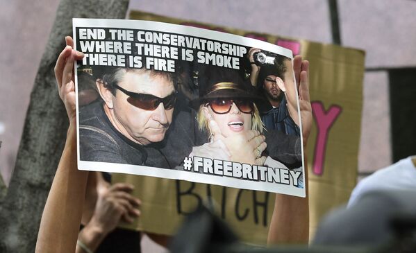Поклонники и сторонники Бритни Спирс держат плакаты у здания окружного суда в Лос-Анджелесе - Sputnik Молдова