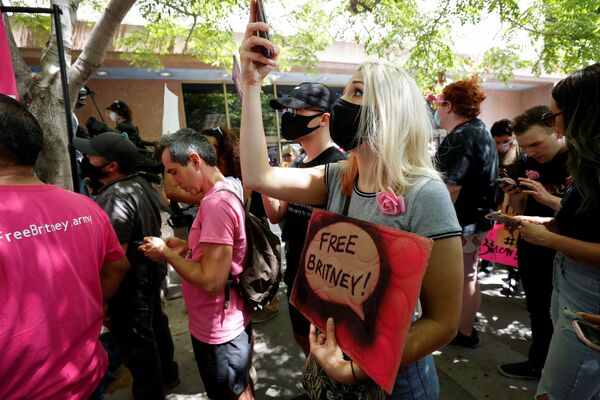 Люди, пришедшие в поддержку Бритни Спирс, в день слушания дела об опеке в здании суда в Лос-Анджелесе - Sputnik Молдова
