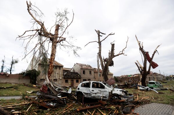 Uraganul a spulberat și a dezrădăcinat copaci, a răsturnat mașini și a transformat casele în ruine. - Sputnik Moldova-România