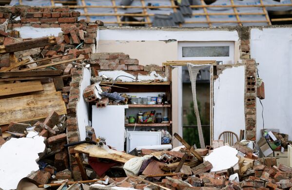 O casă distrusă de tornadă în satul Mikulcice, Cehia - Sputnik Moldova-România