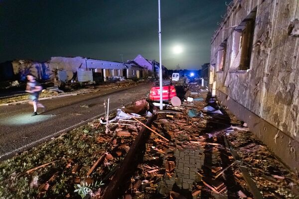 Copaci doborâți au distrus liniile electrice și au blocat autostrada Praga-Bratislava. 32 000 de case au rămas fără electricitate.În fotografie: consecințele trecerii tornadei în satul Hrusky, la 60 km de Brno. - Sputnik Moldova-România