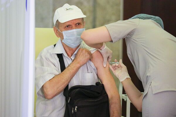 Pentru că mii de oameni încă mai așteptau la coadă ca să se imunizeze cu preparatul rus, s-a cerut de la Mitropolia Moldovei să ofere o parte din cele 2000 de doze de vaccin oferite de Patriarhul Kiril în exclusivitate pentru slujitorii bisericii - Sputnik Moldova