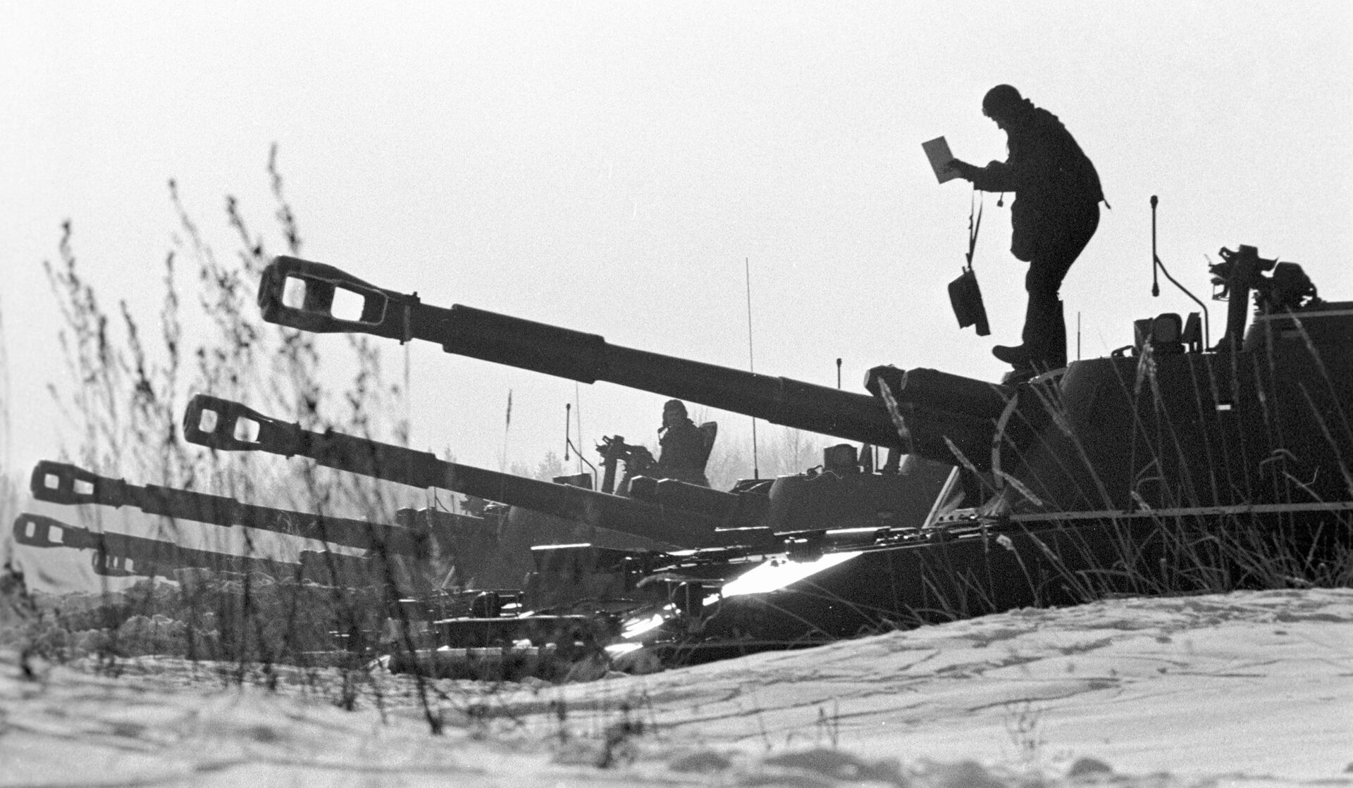 Бойцы самоходных артиллерийских установок Кантемировской дивизии готовятся поразить цель во время учебного боя. - Sputnik Молдова, 1920, 20.07.2021